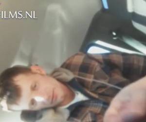 In de auto laat de oudere man zijn stijve lul pijpen en aftrekken tot hij klaar komt en sperma spuit. Amateur , In de auto laat de oudere man zich pijpen en aftrekken