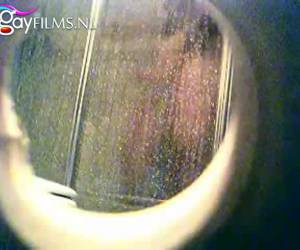 Zijn broertje heeft een verborgen camera geplaatst in de douche. Zijn oudere behaarde broer gaat onder de douche. Tijdens het douchen trekt hij zichzelf af, want hij heeft natuurlijk niks in de gaten. Solo , Stiekem meekijken als deze bear onder de douche