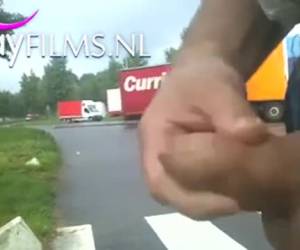 Zijn pik niet erg groot, maar zijn balzak enorm, waarschijnlijk een zoutoplossing in zijn teelballen gespoten. Deze homo filmt zichzelf terwijl hij staat te rukken langs de snelweg. Amateur , Rukken langs de snelweg