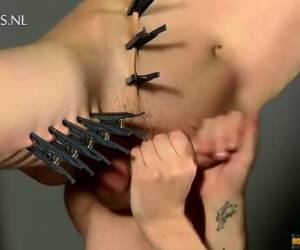 Lekkere jonge mannen doen aan gay bondage en bdsm. Pijn word afgewisseld met seksueel genot. Extreme , Gay bondage en bdsm