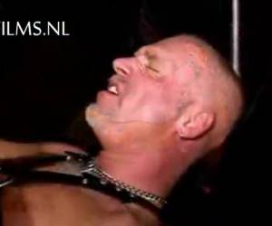 Extreem vuistneuken. Tot aan zijn schouder gaat zijn arm in die aars. Dus we noemen het maar arming in plaats van fisting. En och 2 mannen vuisten is een eitje toch? Maak van je sterretje een zonnestelsel. Extreme , Tot aan zijn schouder in zijn aars, gee