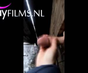 Een echt geile homo kan op iedere plek wel een gloryhole vinden. Zoals hier in een gat tussen planken. En na een lekkere handjob met orgasme kan hij de splinters uit zijn pik gaan trekken. Amateur , Gloryhole handjob
