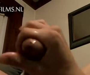 De tiener jongen, spuit zijn slappe lul in met koud water en begint zich af te trekken tot zijn lul stijf en hard is. Amateur , Hetero jongen trekt zich af