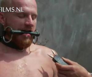 Genietend kijken de geile mannen toe, hoe deze naakte man met zijn afgebonden penis stroom stoten krijgt tijdens de gay parade. Amateur , Publiekelijk vernederd tijdens de gay parade
