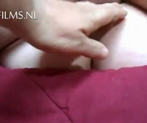 De stijve lul van de oudere man, neukt zijn anus diep en hard tot hij klaarkomt en duwt hem tot zijn ballen in de kont. En vult hem met sperma, na een tijdje trekt hij de lul langzaam uit de anus waarna de sperma er uit druipt. Bareback , Als hij zijn lul