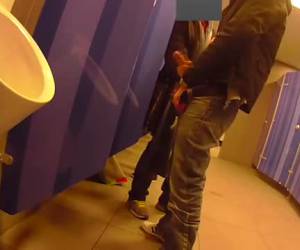 Homo staat te rukken in goed bezocht openbaar toilet. Al snel heeft zijn stijve pik bekijks. Amateur , Homo staat te rukken in goed bezocht openbaar toilet