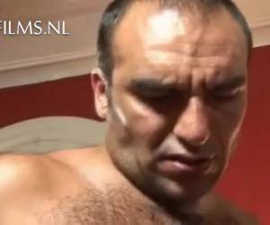 De lekkere twink is een daddy chaser. Hij valt op oudere en ervaren homos. In de keuken van zijn oudere minnaar pijpt hij zijn lul om zich daarna op vele manieren door daddy in zijn kont te laten neuken. Hardcore , Daddy neukt lekkere twink