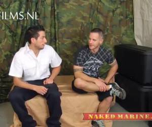 Een stoere brandweerman neukt een wel erg geile meneer agent. Met condoom lekker kontneuken. Amateur , Brandweerman neukt meneer agent