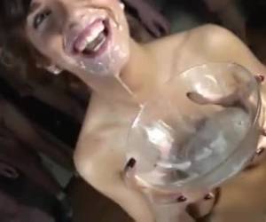 Een Bukkake gangbang waarin een sexy brunette haar mondje open houd om hun sperma op te vangen. Ze heeft wel opvangbakje voor cum om echt iedere druppel zaad te kunnen drinken.