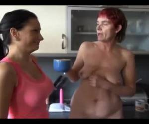 Kinky oma pist in een kopje en laat een jonge vent plas drinken.Ook dildo neukt ze haar rijpe kut.