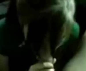 Na de lekkere blowjob komt daar zijn sperma. Zijn zaad wordt over haar gezicht en tussen haar zaadvragende ogen gespoten.