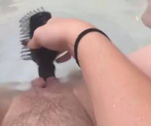 Masturberen in bad, veel meisjes en vrouwen doen het. Hier n amateur opname hoe ze haar harige kutje neukt met een haarborstel.