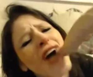 Wat deze tiener met een grote dildo kan is een bijzonder kunstje. Ze slikt die grote nep lul helemaal weg. Deepthroat dildo.