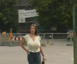 Rondborstige lesbische meisjes vrijen in de duinen. Wat begon als topless zonnen werd al snel aan haar dikke tieten zuigen.