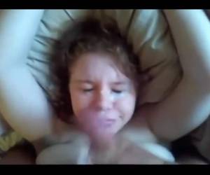 Laat je niet misleiden door haar lieve gezichtje. Zijn rondborstige rooie sletje pijpt als een hoer. Een flinke lading cum beland op dat lieve gezichtje.