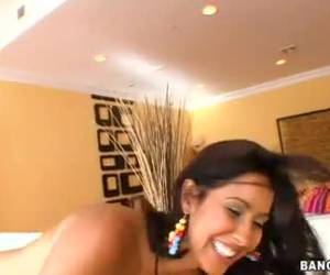 Harde hardcore sex met een porno meisje. Het meisje wordt flink hard aangepakt door haar nieuwe vriend. Hij laat er geen gras over groeien en trekt haar hard uit elkaar.