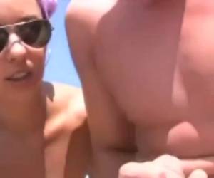 Twee sexy babes genieten van een orgie op het strand. Heel veel mannen hebben een stijve lul gekregen van de sexy meisjes. En het cum vliegt dan ook in het rond.