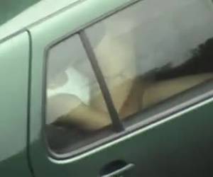 Heet stel heeft sex op de achterbank van de auto. Ze klimt bovenop hem en ze neuken in de auto.