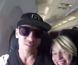 Dit geile blonde meisje verwent zijn lul onderweg naar Mexico. In het vliegtuig geeft ze hem stiekem een blowjob.