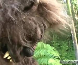 Alsof alle sprookjes door een porno mangel zijn gehaald. Een Gelaarsd sexy stoeipoesje pijpt de grote lul van de grote boze wolf.