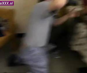 Terwijl Tom gepijpt word door de vrouw van Ben, pijpt de vrouw van Tom Ben. Dan neuken de heren elkaars vrouw tot ze klaarkomen.