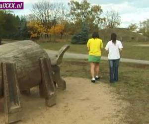 Eerst zien we een blond tienersletje zichzelf neuken met een grote dildo. Daarna twee jonge meisjes die een stil plekje opzoeken in het park. Dit lukt niet echt dus gaan ze naar het huis van een van hen en beginnen daar aan elkaar.