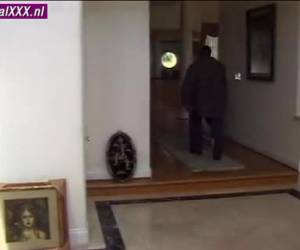 Nadat hij is klaar gekomen, likt en zuigt de geile huis vrouw de sperma van en uit zijn grote neger lul.