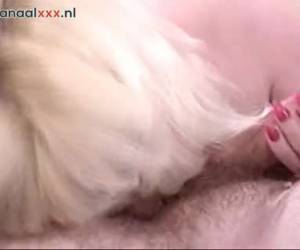 Haar dikke kut word kaal geschoren, waarna hij haar beft en zich laat pijpen en neuken tot ze hem aftrekt en hij klaar komt.