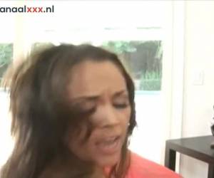 Zij wipt op de stijve pik van de jongeman en laat haar billen schudden.
