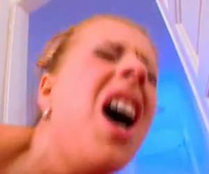 Ze steekt haar kontje al goed omhoog om haar poesje te laten zien aan je. Het is al aardig nat en je lul zal er dan ook zonder moeite erin glijden. Ook al is hij super dik zal ze er geen moeite mee hebben. Zo geil is het meisje.