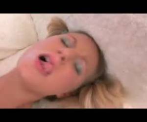 Je ziet ze niet vaak maar dit is er toch weer eentje. Dit meisje is zo geil dat ze niet eens haar kleding uittrekt om te gaan neuken. Haar slipje wordt opzij geschoven. Truitje wordt omlaag getrokken en neuken maar. Maar tijdens het neuken blijft ze ook n