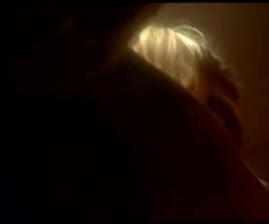 Deze twee lesbo dames weten goed hoe ze elkaar kunnen laten genieten. Hun poesjes zijn beide lekker nat en als ze dan ook nog een grote dildo tevoorschijn halen houdt de pret al helemaal niet op. Lesbosex is altijd geil om te zien. Maar het is nog geiler