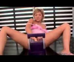 Ze is echt gek op haar symbian. Ze zit er ook bijna elke dag op te rijden. En ze vindt het heerlijk. En ze kan ook nog al haar toys erop aansluiten. Dat vindt ze al helemaal genieten. Wat een geile meid!