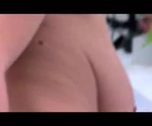 En ze vindt het zo heerlijk om eens een pik in haar kontje te voelen. Deze stout meid weet goed hoe het in haar kutje gaat maar in haar kontje heeft ze toch meer plezier in. Ze voelt zich dan meer gevuld en ze komt ook lekker snel klaar. De geile meid.