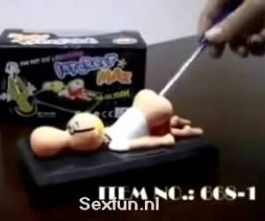 Kinky pennenhouder in de vorm van een man die anaal een pen in zijn kontje gestoken krijgt.Kinky pennenhouder