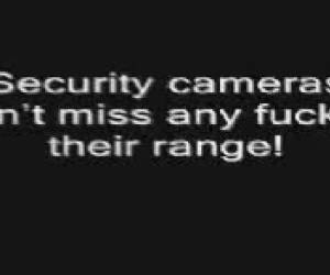 Voyeur op zijn best stelletjes betrap door een camera.Betrapt met beveiligingscamera