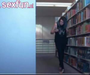 In de bibliotheek voor de webcam, laat het meisje haar broek zakken en showt haar blote kont en tieten.In de bibliotheek voor de webcam laat het meisje haar broek zakken en laat haar tietjes zien