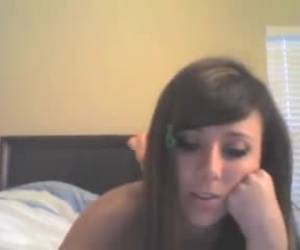 Eenzaam meisje gaat uit de kleren voor de webcam. Jong ding