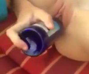 Een van de ondeugende meisjes stopt een fles in haar kale natte kut en mastubeerd.Een van de ondeugende meisjes mastubeerd met een fles