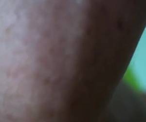 Filmend vingert hij de ingesmeerde anus en kut van zijn vrouw.Filmend vingert hij de ingesmeerde anus van zijn vrouw
