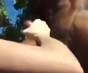 Een trio sex met twee neger lullen op het strand, de blanke anus word door de neger lul geneukt waarna ze de twee aftrekt en klaar laat komen.Een trio sex met twee neger lullen op het strand