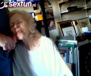Voor de camera pijpt de geile oma zijn stijve lul, dan help hij de oude teef door haar hoofd op en neer te doen als zijn harde lul in haar tandloze mond zit.Hij filmt hoe de oma zijn stijve lul pijpt