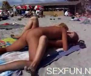 Sommige mensen hebben helemaal geen schaamte en neuken gewoon op een druk strand. Het vreemde is dat niemand er echter naar kijkt.Neuken op het strand