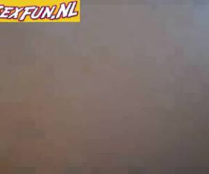 Ze hebben samen een stil plekje tussen de rotsen opgezocht om helemaal naakt haar geile man een geweldige blowjob te geven met happy endStout sletje geeft een geweldige blowjob buiten