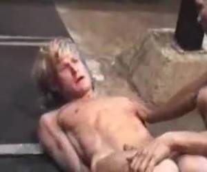 Homo krijgt straf, Dat is zijn eigen schuld had hij maar beter moeten luisteren nu moet hij op de blaren zitten.Homo krijgt straf