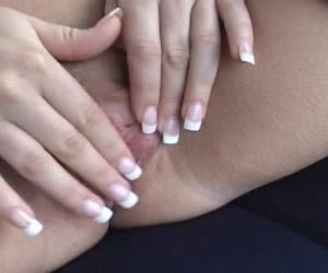In de buitenlucht mastubeerd de milf haar kaal geschoren kut tot een orgasme.In de buitenlucht mastubeerd de milf haar kaal geschoren kut
