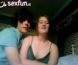 Een spannend tienerstelletje ontkleedt zichzelf voor de webcam. Terwijl je op Solomio sex jezelf laat zien, kijken tientallen anderen mee en zij gaat gewoon naakt in beeld.Tiener ontkleedt zich voor de webcam