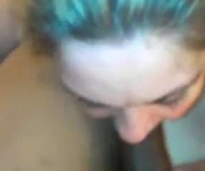 Deze blonde milf word geneukt door een neger lul terwijl ze de ander pijpt die haar filmt in deze trio sex.Een blonde milf in een trio sex met twee neger lullen
