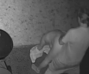 Gefilmd door de bewaking, neukt hij zijn vrouw van achter tot hij klaar komt.Gefilmd door de bewaking camera neukt hij zijn vrouw
