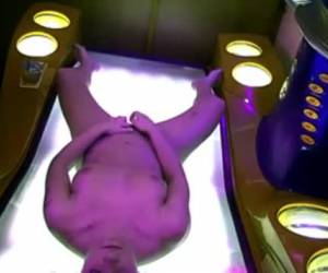 In de zonnebank mastubeerd de vrouw haar kale natte kut tot ze een orgasme krijgt.In de zonnebank mastubeerd de vrouw tot ze een orgasme krijgt